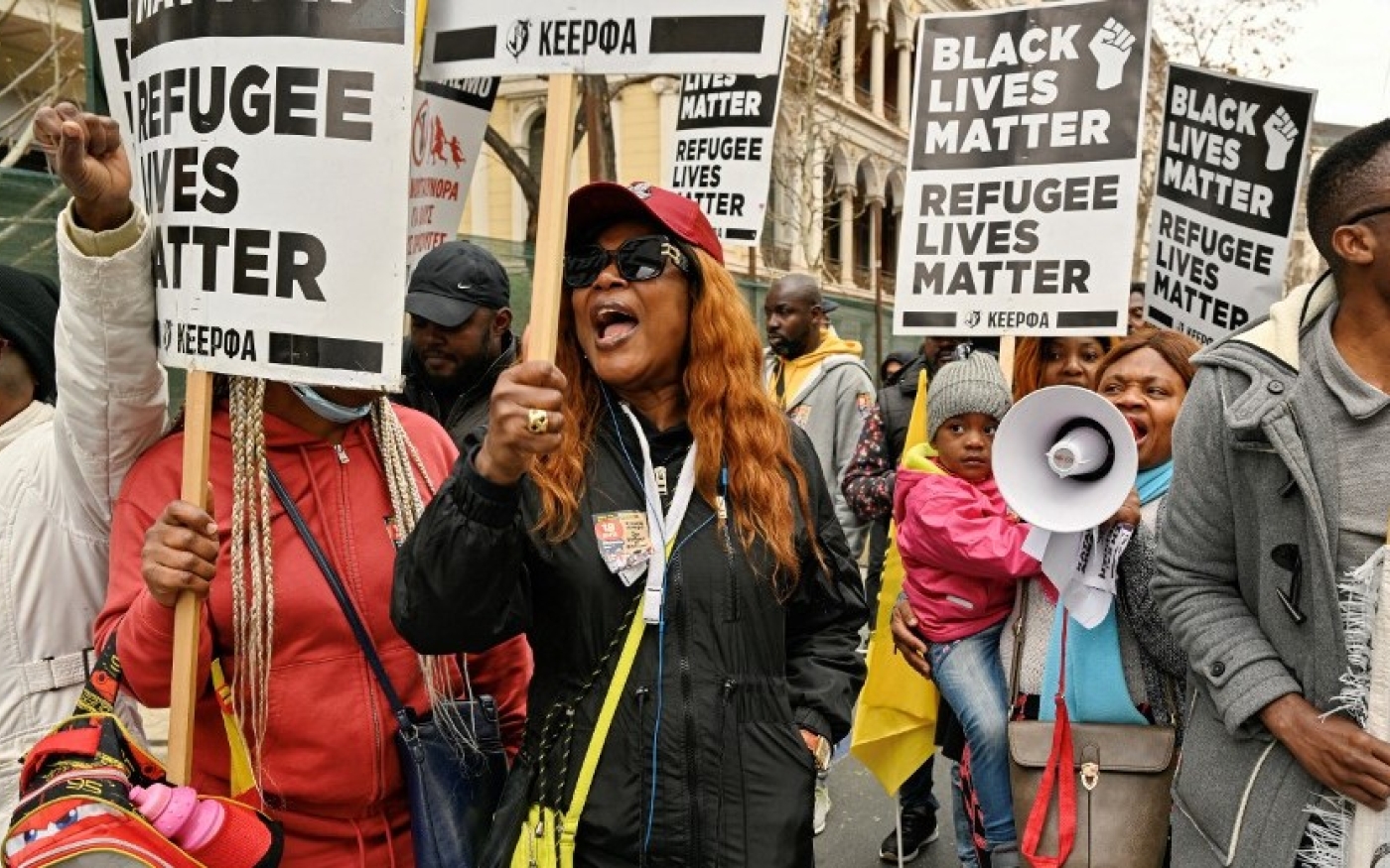 Des réfugiés manifestent à Athènes le 18 mars 2023 contre les politiques migratoires strictes de la Grèce, accusant le gouvernement conservateur de « tuer » des demandeurs d’asile par des refoulements illégaux (AFP)