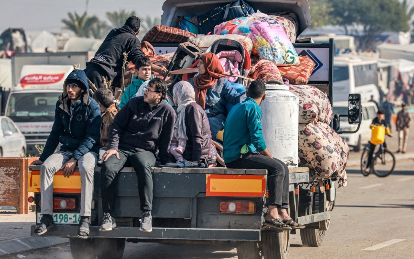Un camion transportant des personnes fuyant le centre de la bande de Gaza avec leurs affaires arrive à Rafah, dans le sud de la bande de Gaza, après un ordre d'évacuation le 26 décembre 2023 (AFP/Mohammed Abed)