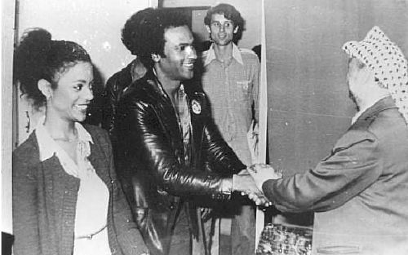 Rencontre entre Yasser Arafat et Huey Pierce Newton, co-fondateur du Black Panther Party, à Berkeley, le 26 août 1970 (Black Panther Commemoration Committee)