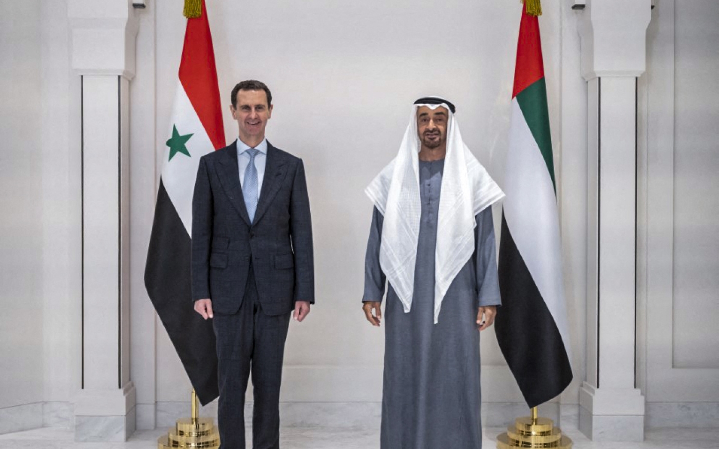 Le président syrien Bachar al-Assad est accueilli à Abou Dabi par le prince héritier Mohammed ben Zayed, le 18 mars 2021 (WAM/AFP)