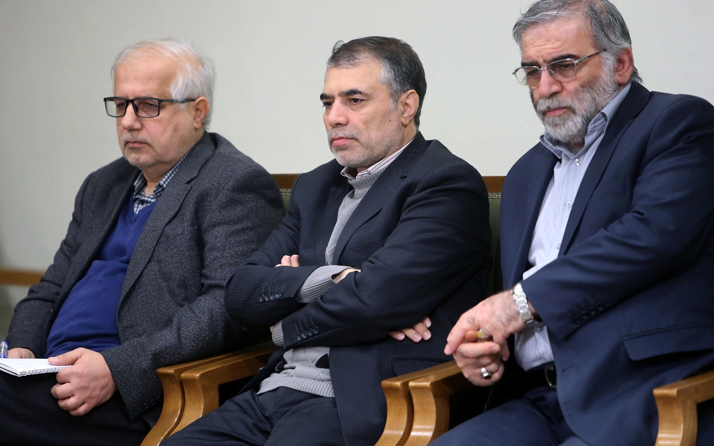 Le scientifique iranien Mohsen Fakhrizadeh (à droite) lors d’une réunion avec le guide suprême de la Révolution islamique Ali Khamenei à Téhéran (AFP)