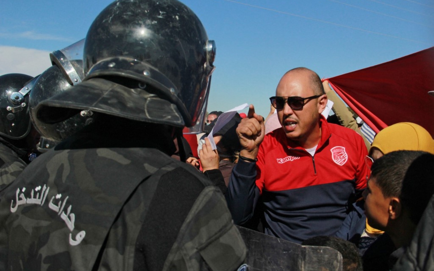 Des manifestants font face aux forces de l’ordre à Sfax, le 10 novembre 2021 (AFP/Houssem Zouari)