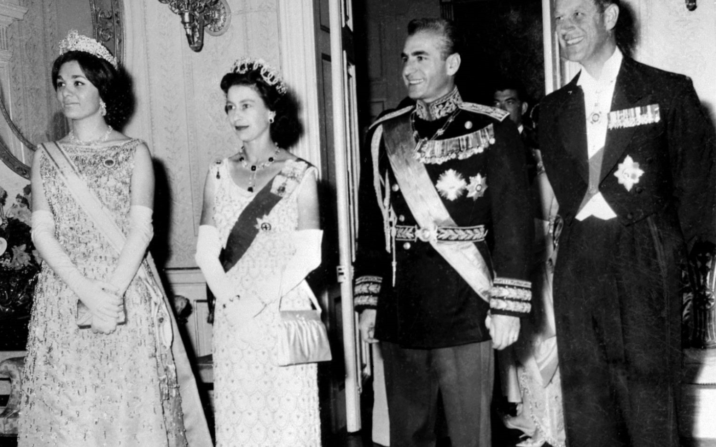 La reine Elizabeth II et le prince Philip posent avec le Shah Mohammad Reza Pahlavi d’Iran et son épouse Farah Pahlavi lors de leur visite d’État, en mars 1961 à Téhéran (AFP)