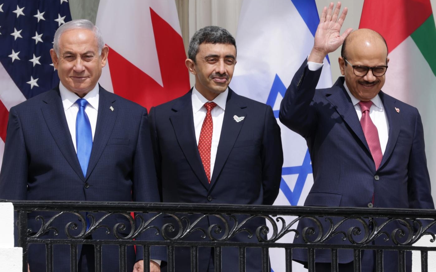 Le Premier ministre israélien ainsi que les ministres des Affaires étrangères émirati et bahreïni participent à la cérémonie de signature des accords d’Abraham à Washington, le 15 septembre (AFP)