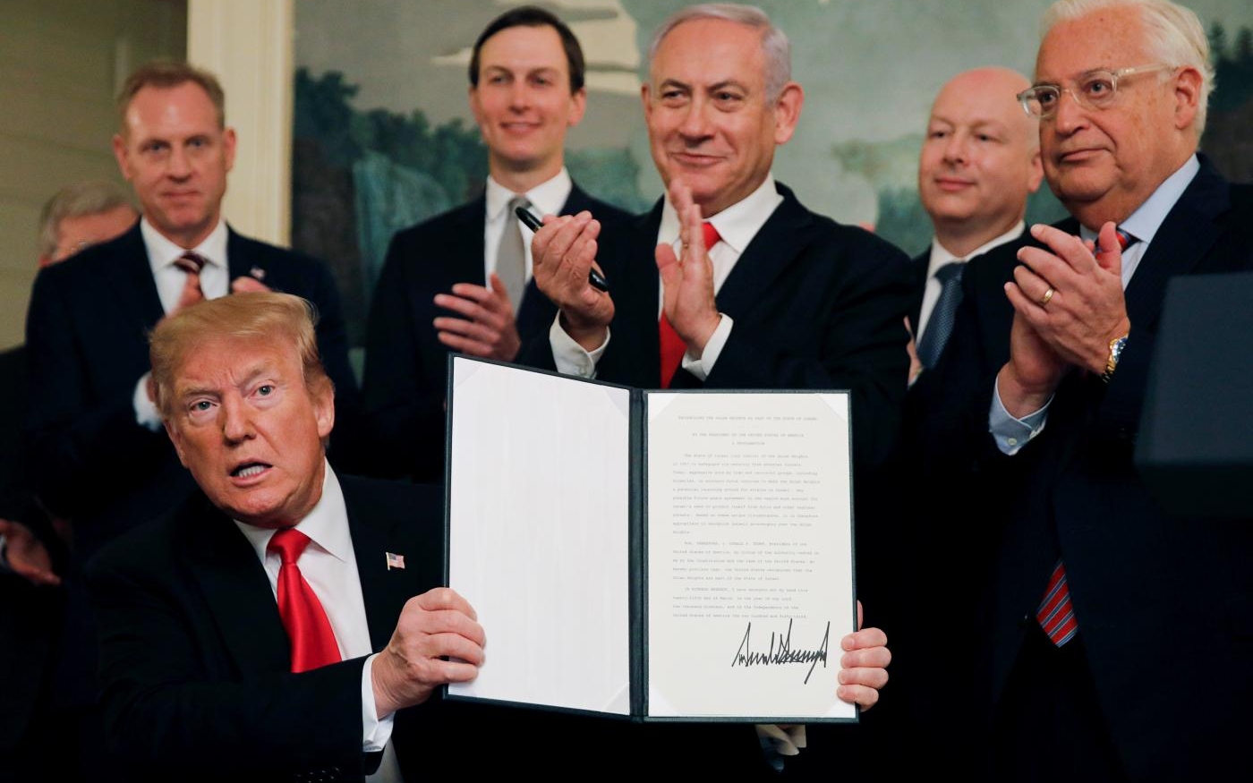 Trump brandit une proclamation concernant le plateau du Golan avec le Premier ministre israélien Benyamin Netanyahou à Washington, en mars 2019 (AFP)