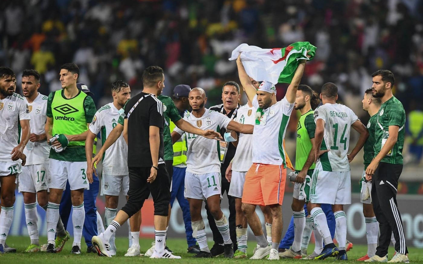 Un supporteur algérien brandit le drapeau de son pays après l’élimination de son équipe en phase de poules de la CAN (AFP/Charly Triballeau)