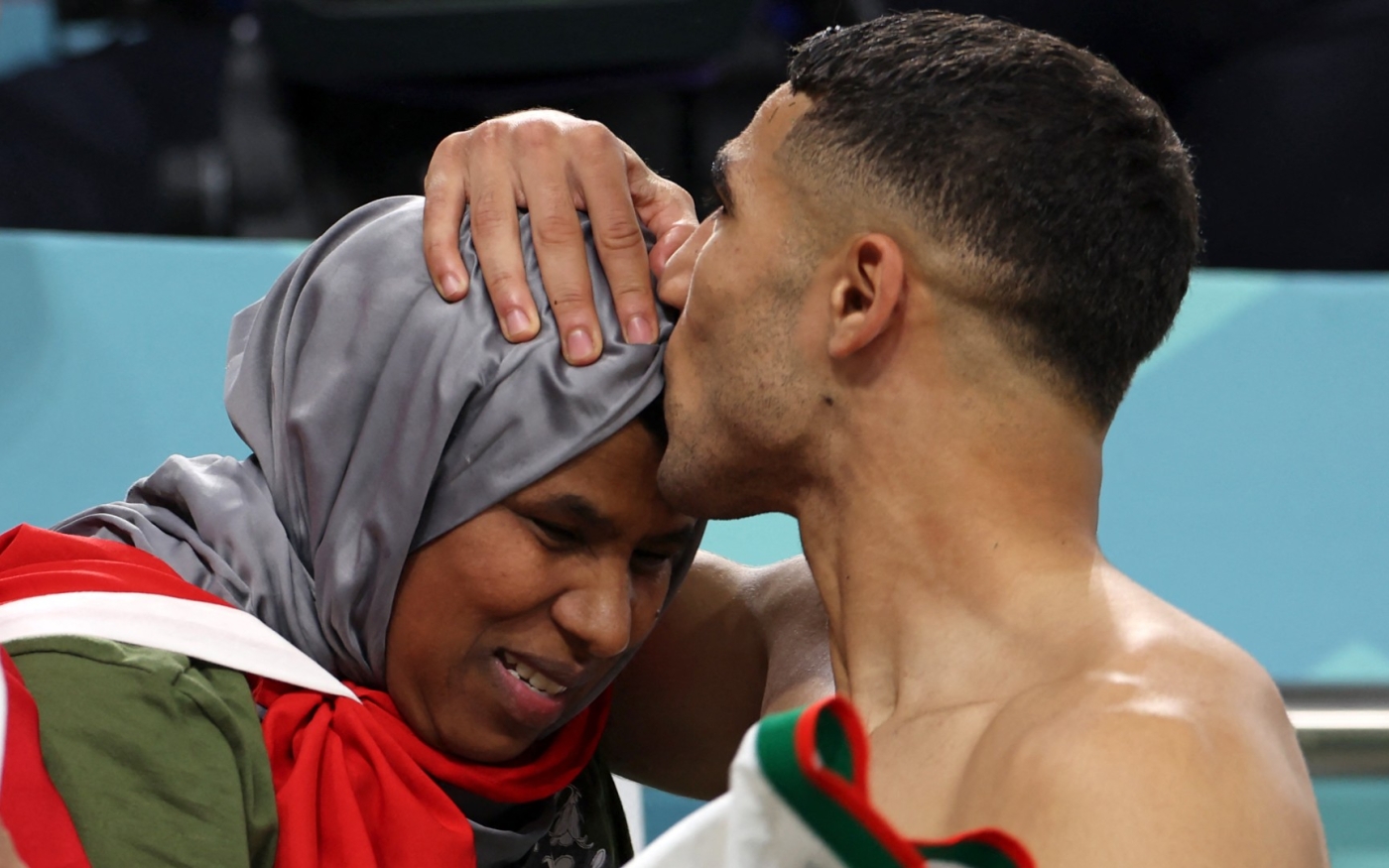 Le défenseur marocain Achraf Hakimi retrouve sa mère à la fin du match contre la Belgique comptant pour le groupe F de la Coupe du monde, le 27 novembre 2022 au stade al-Thumama de Doha (AFP)