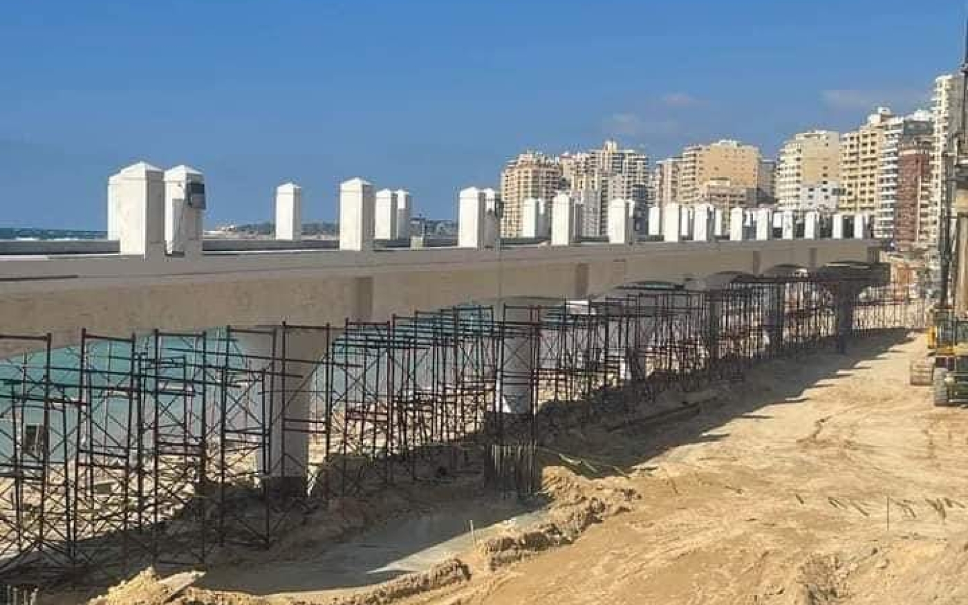 Vue du pont Sadate depuis la plage Beau Rivage à Alexandrie, en Égypte, en juillet 2022 (Twitter)