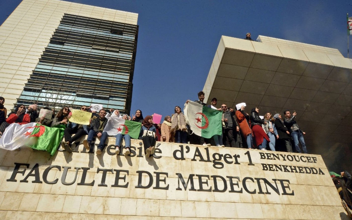 Manifestation d’étudiants à la faculté de médecine d’Alger, le 26 février 2019, pour demander le départ du président déchu Abdelaziz Bouteflika (AFP)