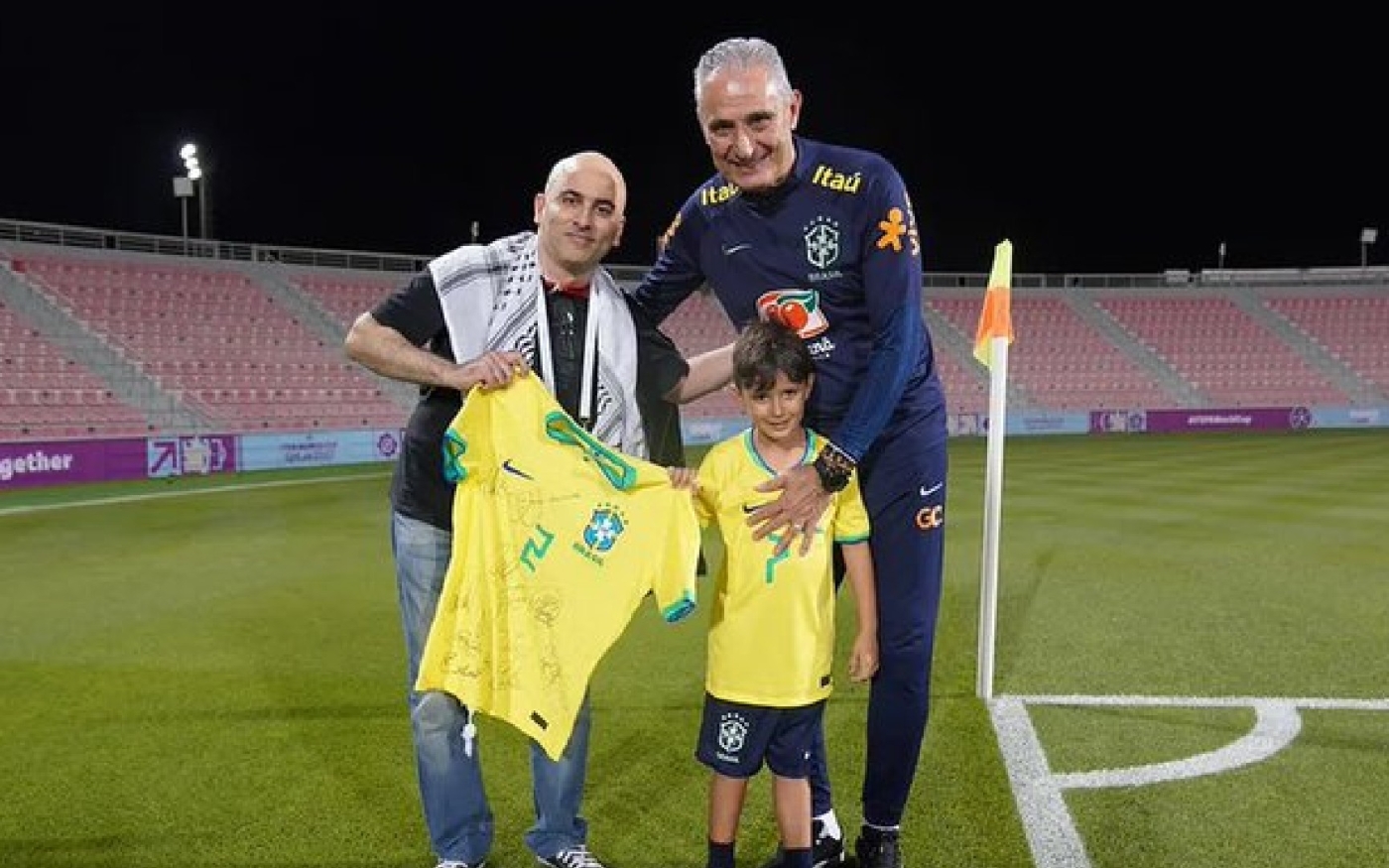 Tite offre à Husam Saffarini un maillot dédicacé par les stars de la sélection brésilienne (réseaux sociaux)