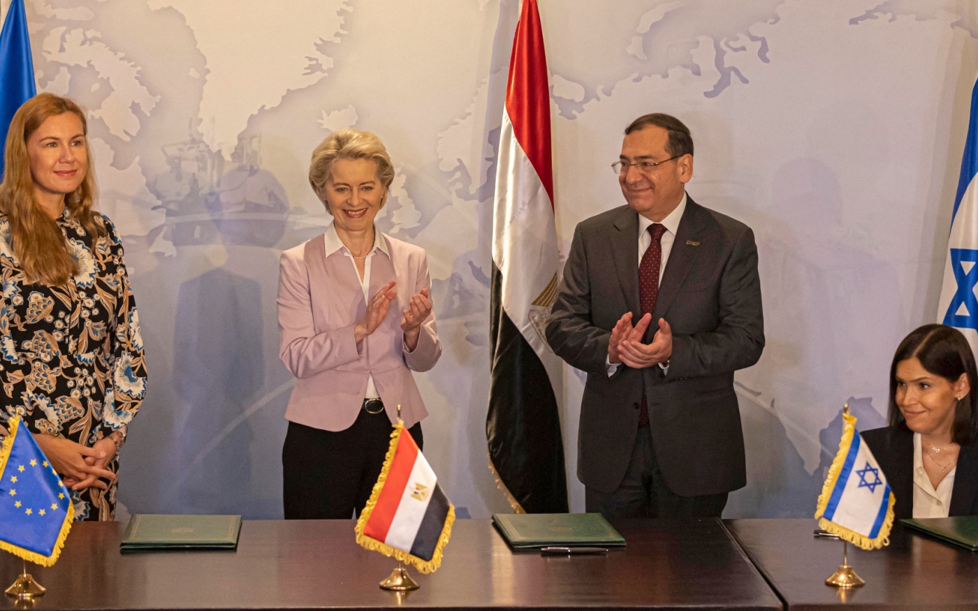 Les représentants de l’Union européenne, de l’Égypte et d’Israël signent un accord de gaz naturel tripartite au Caire, le 15 juin 2022 (AFP)