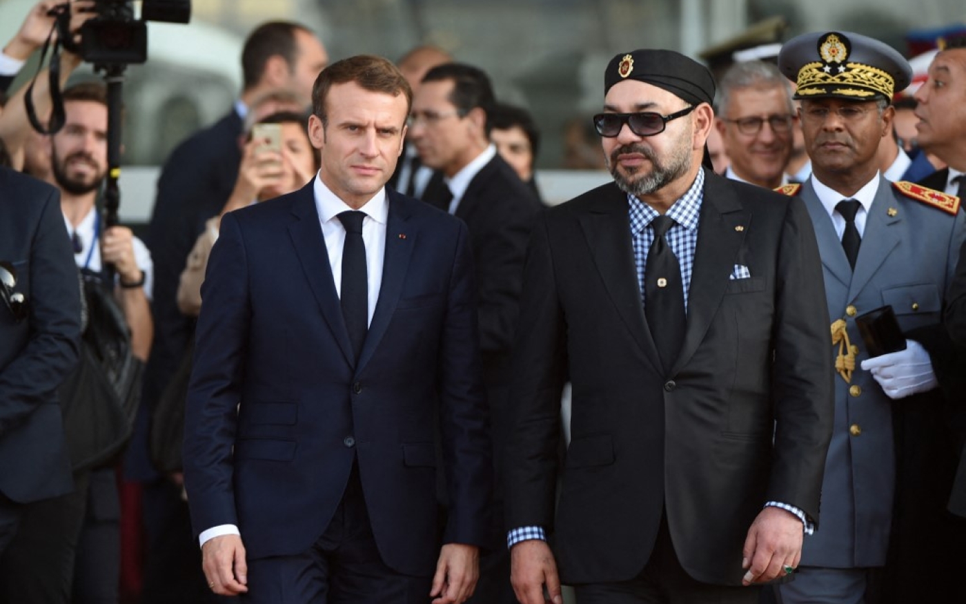 Le président français Emmanuel Macron arrive avec le roi du Maroc Mohammed VI à la gare de Rabat Agdal pour l’inauguration d’une ligne ferroviaire à grande vitesse, le 15 novembre 2018 (AFP/FAdel Senna)