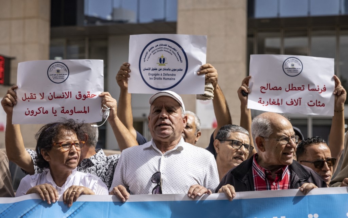 Des militants pour la défense des droits de l’homme manifestent devant les bureaux de l’Union européenne contre la restriction des visas imposée par la France, le 4 octobre 2022 à Rabat (AFP/Fadel Senna)