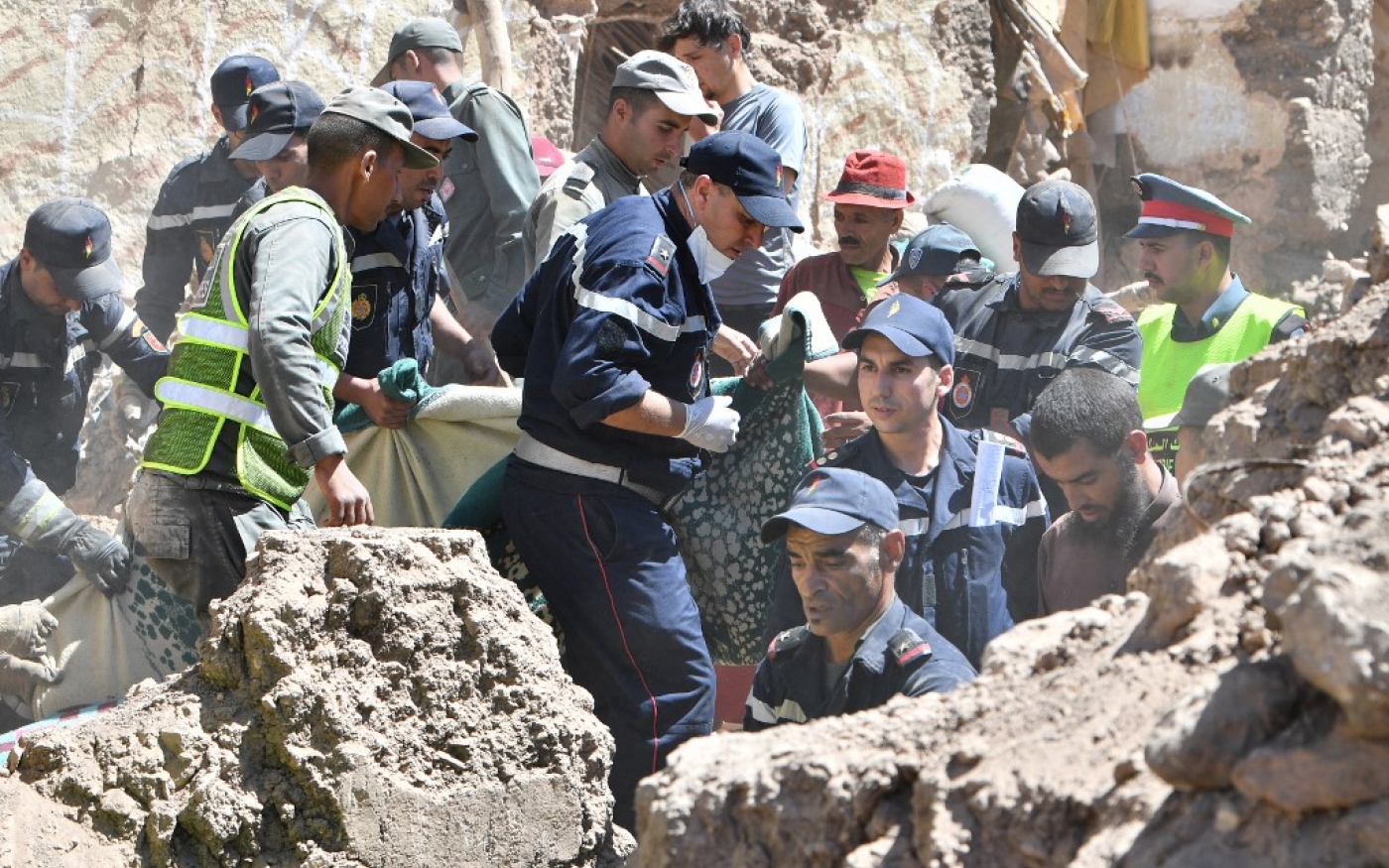 Les premiers secours retirent un corps des décombres à Tiksit, au sud de Marrakech, le 10 septembre 2023 (AFP/Fethi Belaïd)