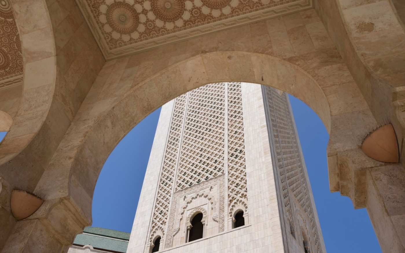 Le roi Mohammed VI est loué après chaque prière collective dans la plus grande mosquée du pays, à Casablanca (Faisal Edroos/MEE)