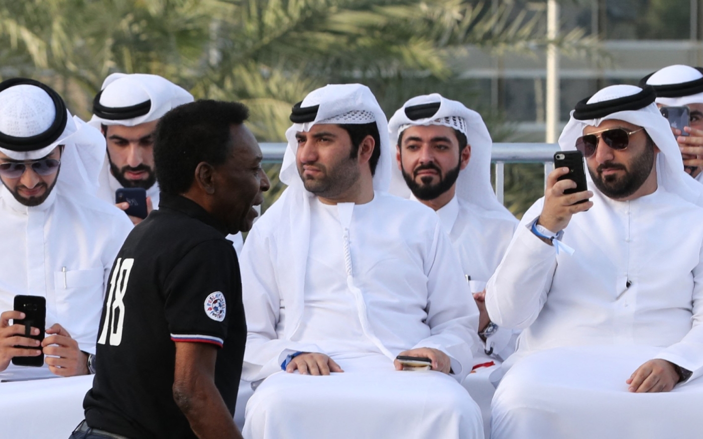 Pelé arrive dans les jardins de l’opéra de Dubaï pour assister à un match amical de football, le 15 avril 2018 (AFP)
