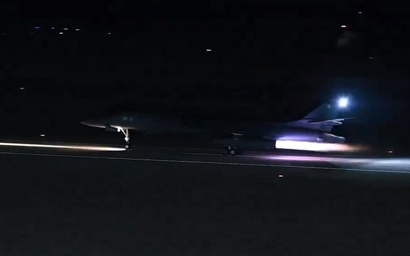 Capture d’écran d’une vidéo publiée par le Commandement central américain, montrant un avion de combat décollant pour mener des frappes aériennes (X/@CENTCOM)