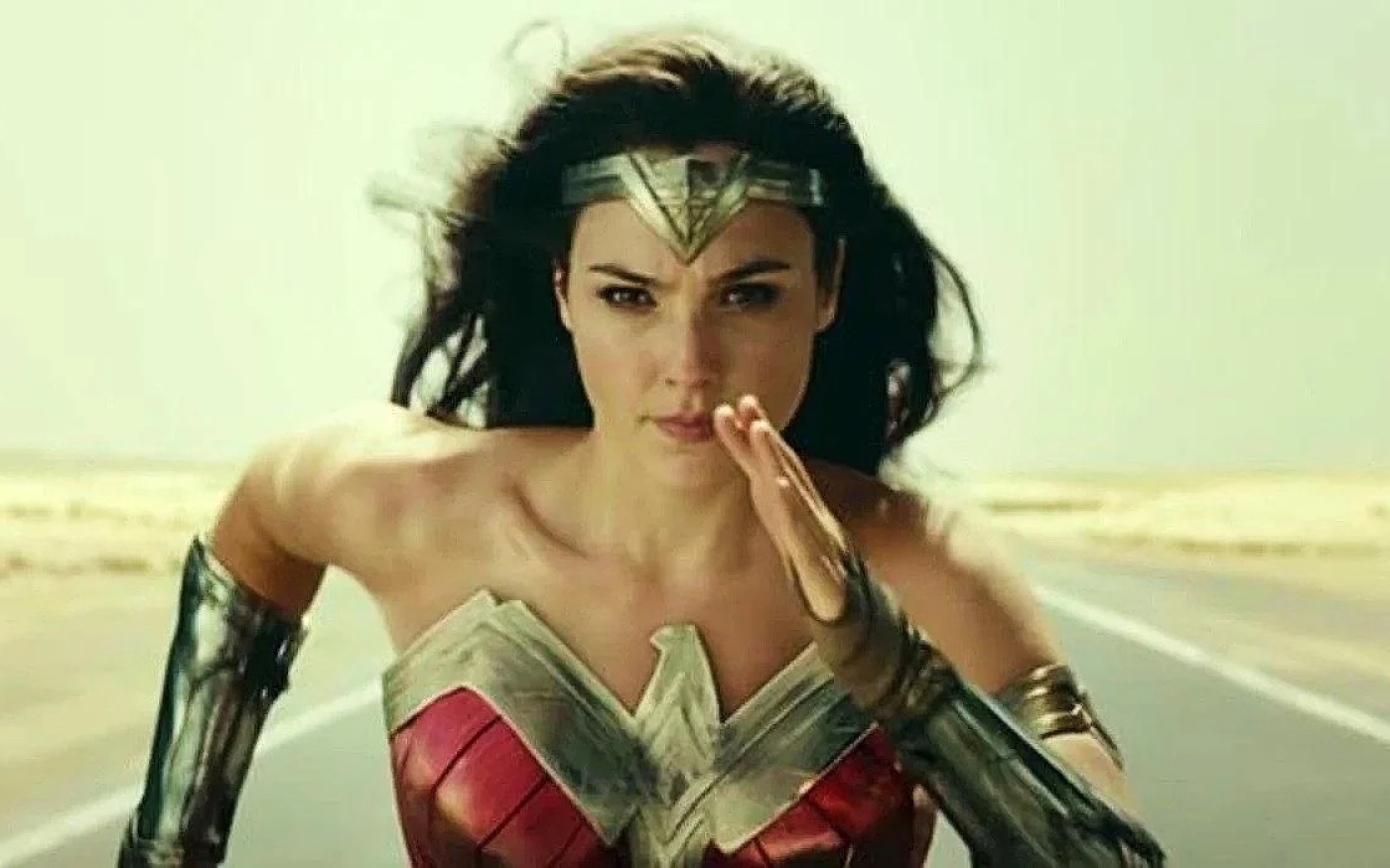 Wonder Woman (Gal Gadot) surgit sur une autoroute égyptienne tandis qu’elle jongle entre des méchants militaires et le sauvetage de deux jeunes enfants (Warner)