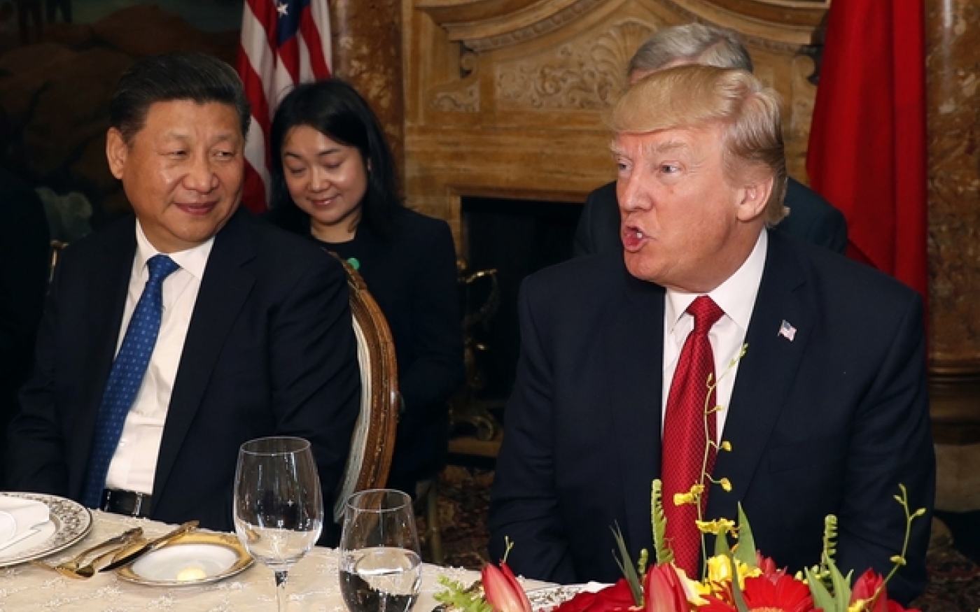 Trump et le président chinois Xi Jinping à Mar-a-Lago, en Floride, en avril 2017, d’où Trump a ordonné une frappe contre la Syrie (AP)
