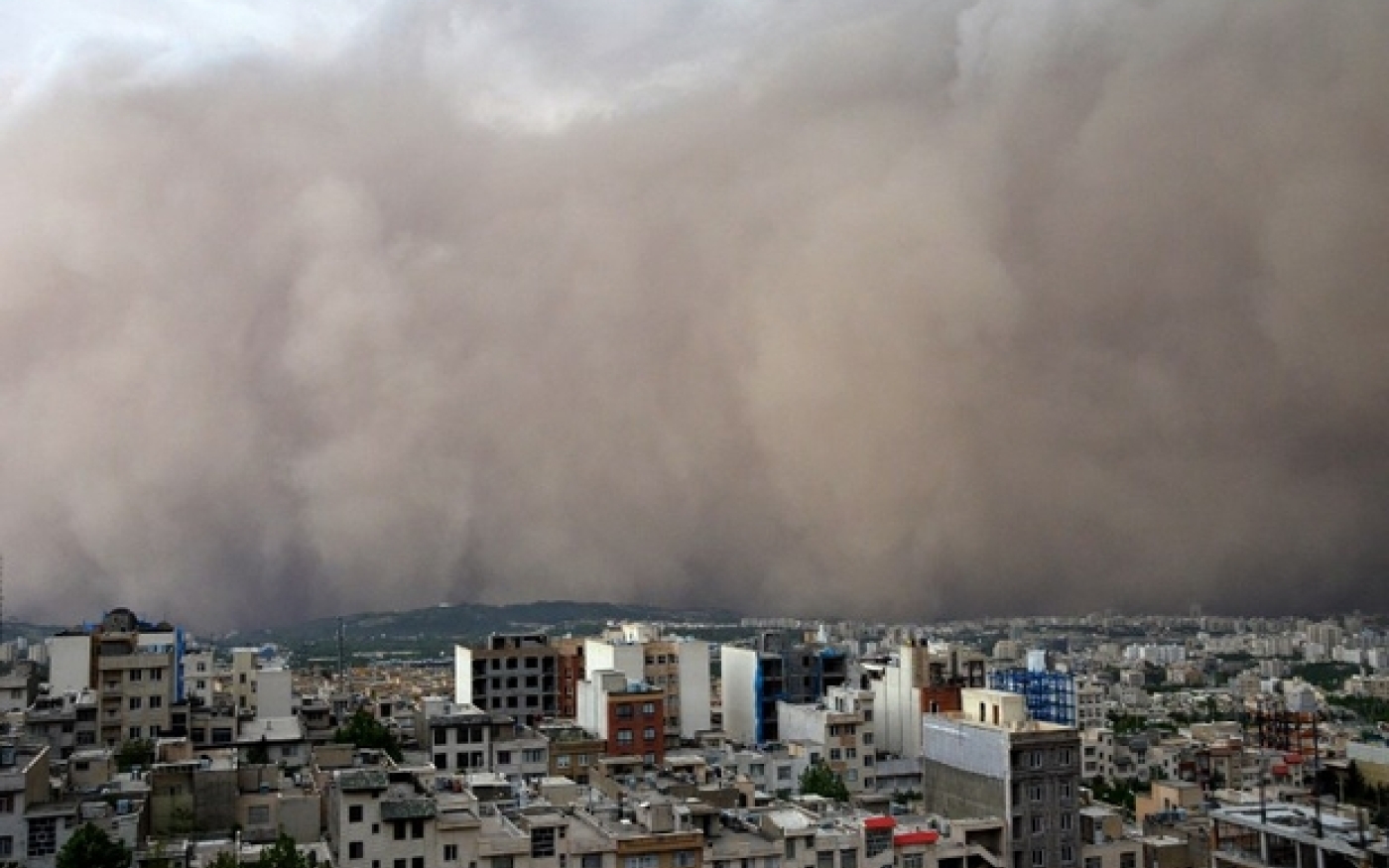 Une tempête de sable enveloppe le quartier de Minicity, dans le nord-est de Téhéran, en juin 2014 (AFP)