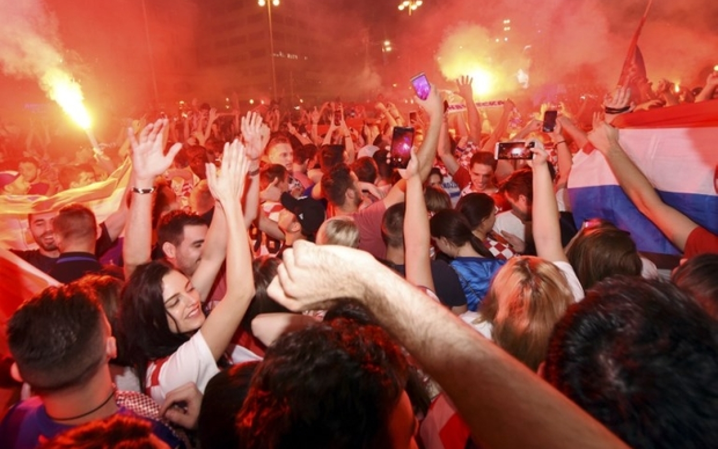 Les supporters croates à Zagreb célèbrent la qualification de leur équipe pour les demi-finales (AFP)