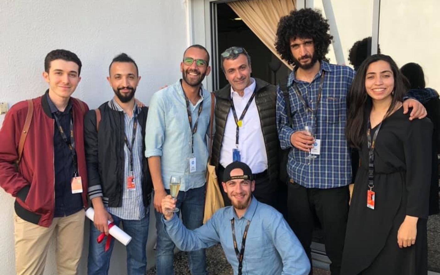 Jafari, au centre, célèbre le succès du film avec des amis et membres de l’équipe (avec l’aimable autorisation de Wisam al-Jafari) 