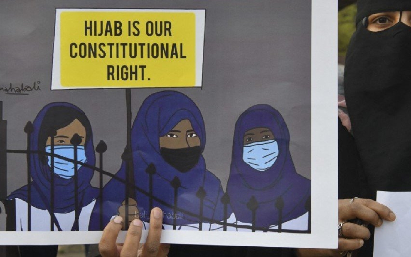 Des musulmanes participent à une manifestation après le refus des établissements scolaires du Karnataka en Inde d’autoriser l’entrée aux étudiantes portant le hijab, à Bangalore, le 7 février 2022 (AFP)