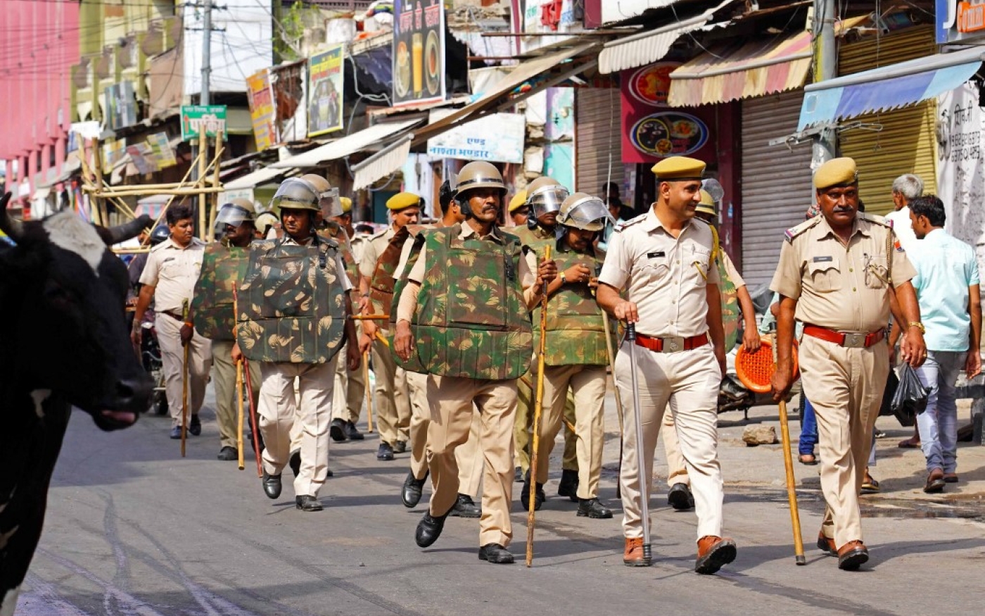 Des policiers défilent dans une rue d’Ajmer (Inde), le 29 juin 2022 (AFP)