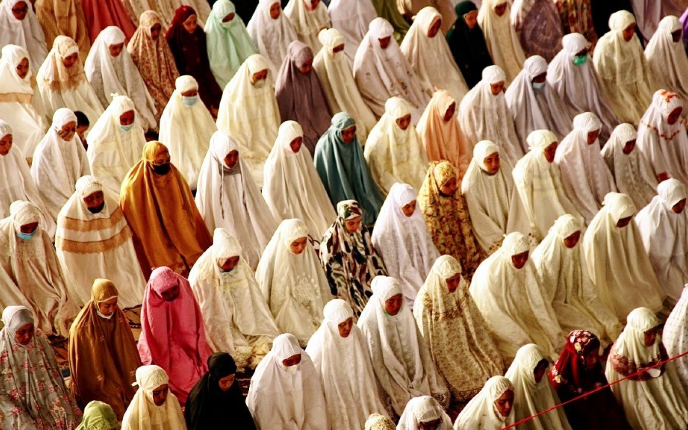 Des musulmans se rassemblent pour prier à la mosquée du centre islamique de Lhokseumawe, en Indonésie, pour marquer l’Aïd al-Adha, fête annuelle du sacrifice (AFP)