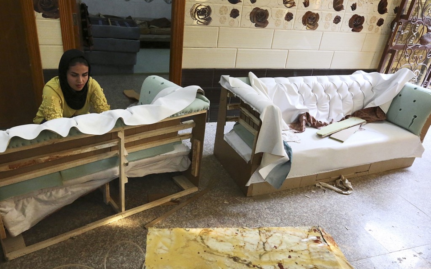 Depuis quatre mois, Nour ne travaille plus de chez elle. Elle loue une maison, où elle confectionne ses canapés et fauteuils avec quatre employés (AFP/Sabah Arar)