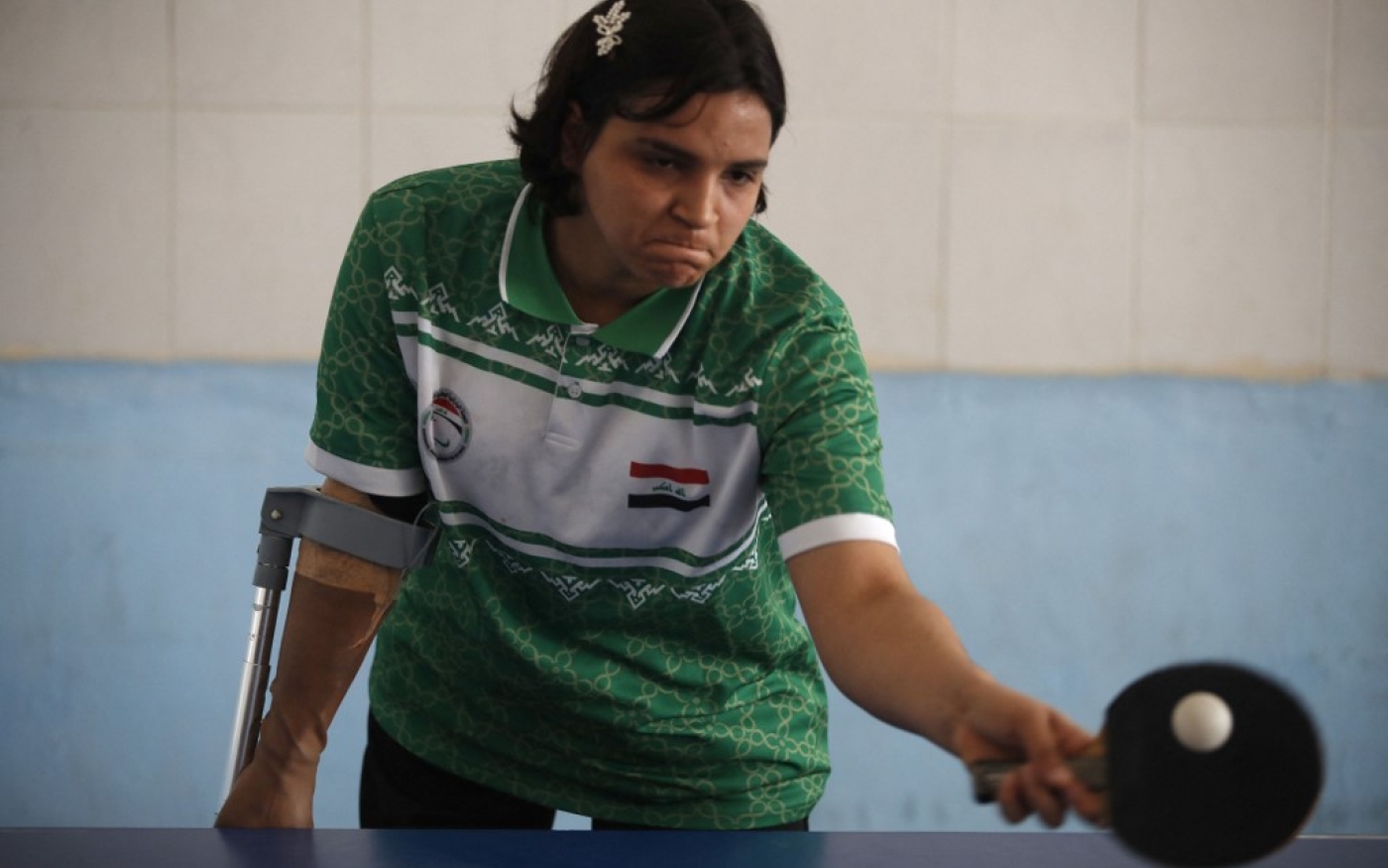 Najlah Imad exhibe un sourire à toute épreuve, qui ne la quitte que quand elle empoigne sa raquette de ping-pong (Ahmad Al-Rubaye/AFP)
