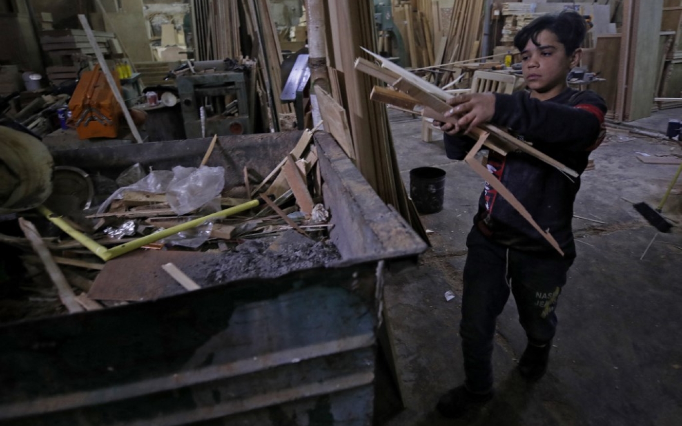 Haydar Karar, 13 ans, travaille depuis déjà cinq ans dans l’atelier de son oncle (AFP/Ahmad al-Rubaye)