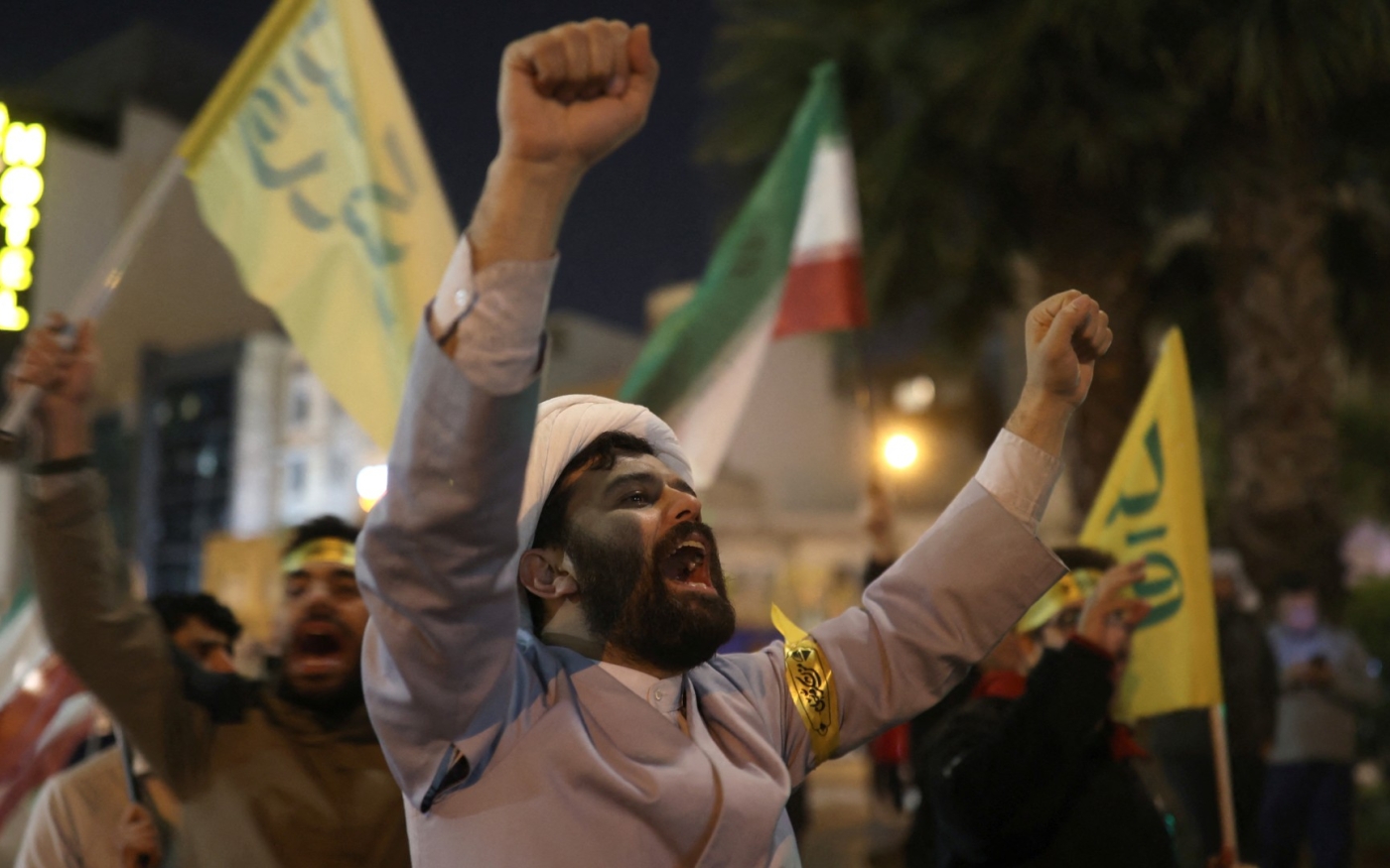 Des Iraniens célèbrent l’attaque de la nuit, à Téhéran le 14 avril (Reuters/Majid Asgaripour/WANA)