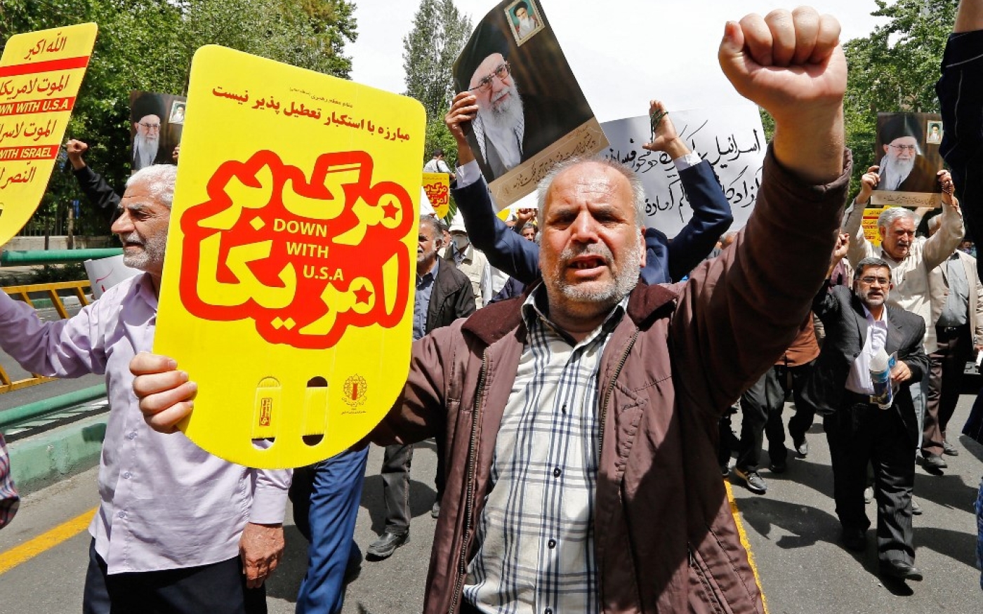 Des manifestants iraniens scandent des slogans anti-américains lors d’un rassemblement à Téhéran, le 10 mai 2019. La pancarte indique : « À bas l'Amérique » (AFP)