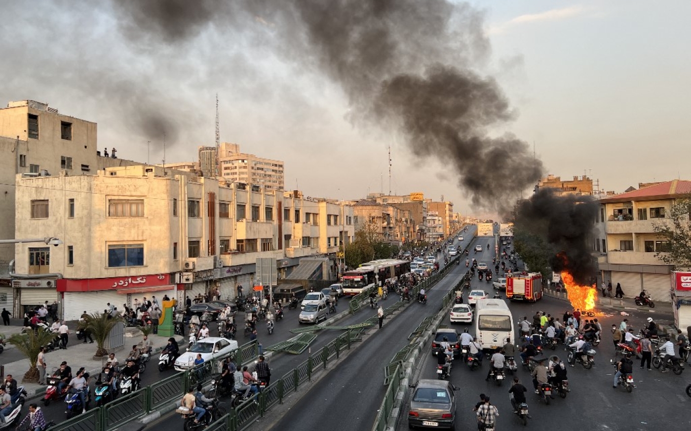 Une moto brûle à Téhéran où les manifestations entrent dans leur quatrième semaine (AFP)