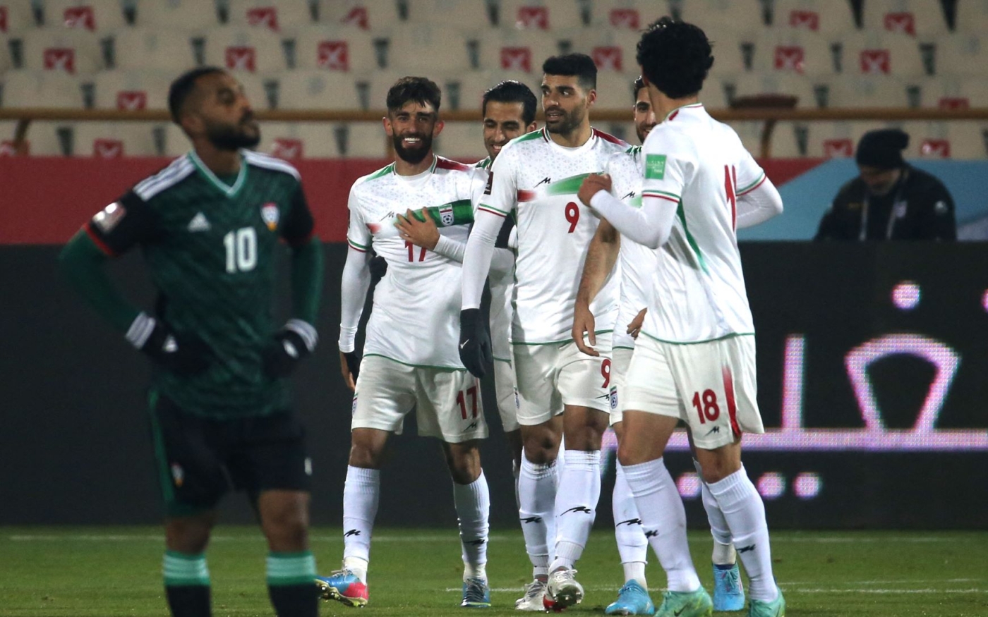 L’équipe d’Iran célèbre un but contre les Émirats arabes unis lors d’un match d’éliminatoires pour la Coupe du monde, en février 2022 (AFP/Atta Kenare)