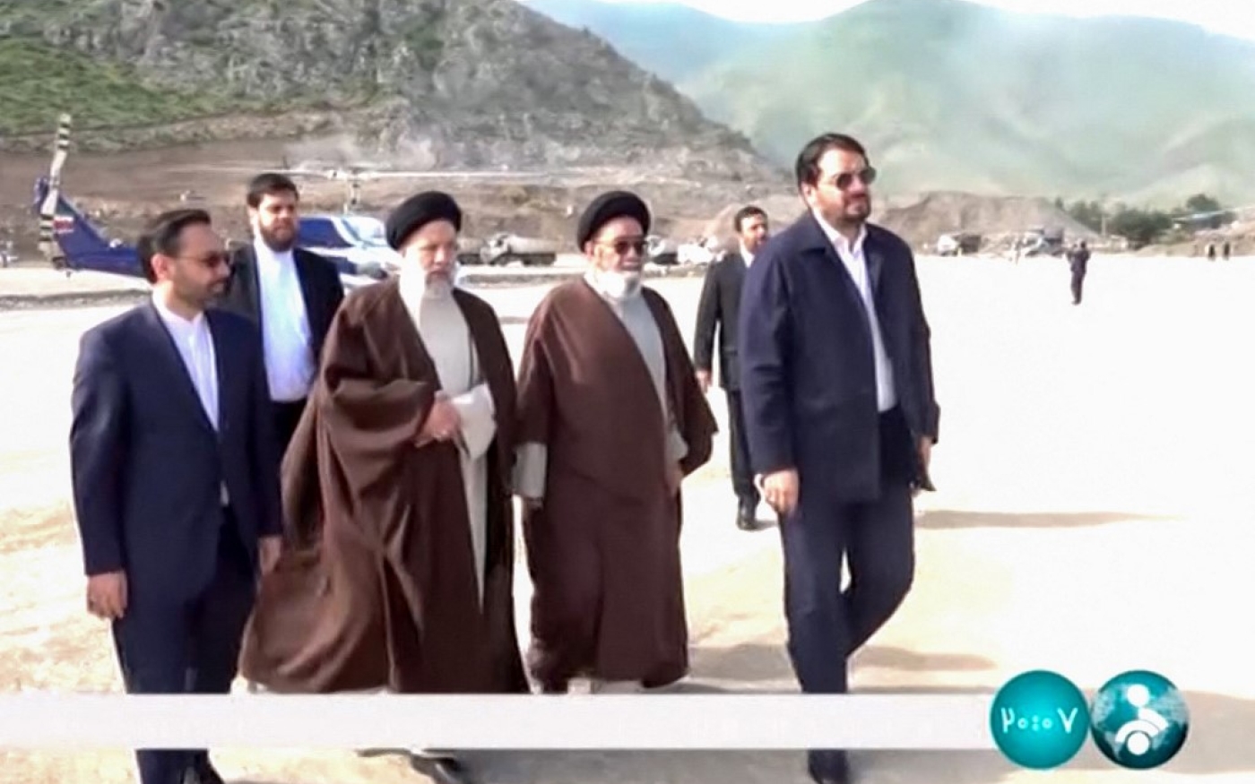 Cette photo fournie par la présidence iranienne montre le président iranien Ebrahim Raïssi (2e à gauche) avec des membres de sa délégation à Aras, avant la cérémonie d’inauguration d’un projet de barrage à la frontière entre les deux pays, le 19 mai 2024 (Présidence iranienne/AFP)