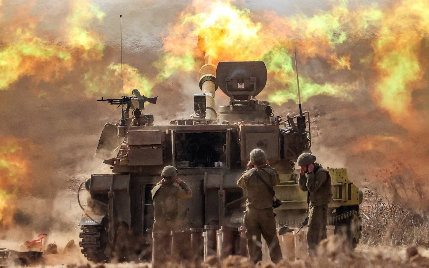 L’armée israélienne tire des obus près de la frontière avec Gaza, dans le sud d’Israël, le 11 octobre 2023 (AFP/Jack Guez)