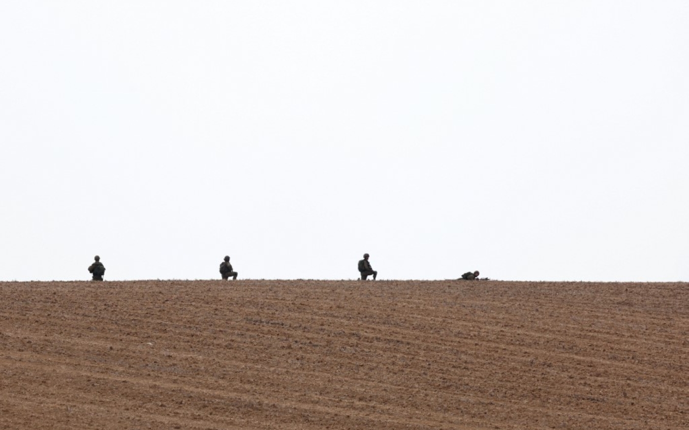 Les troupes israéliennes prennent position à la frontière avec Gaza, le 9 octobre 2023 (AFP/Jack Guez)