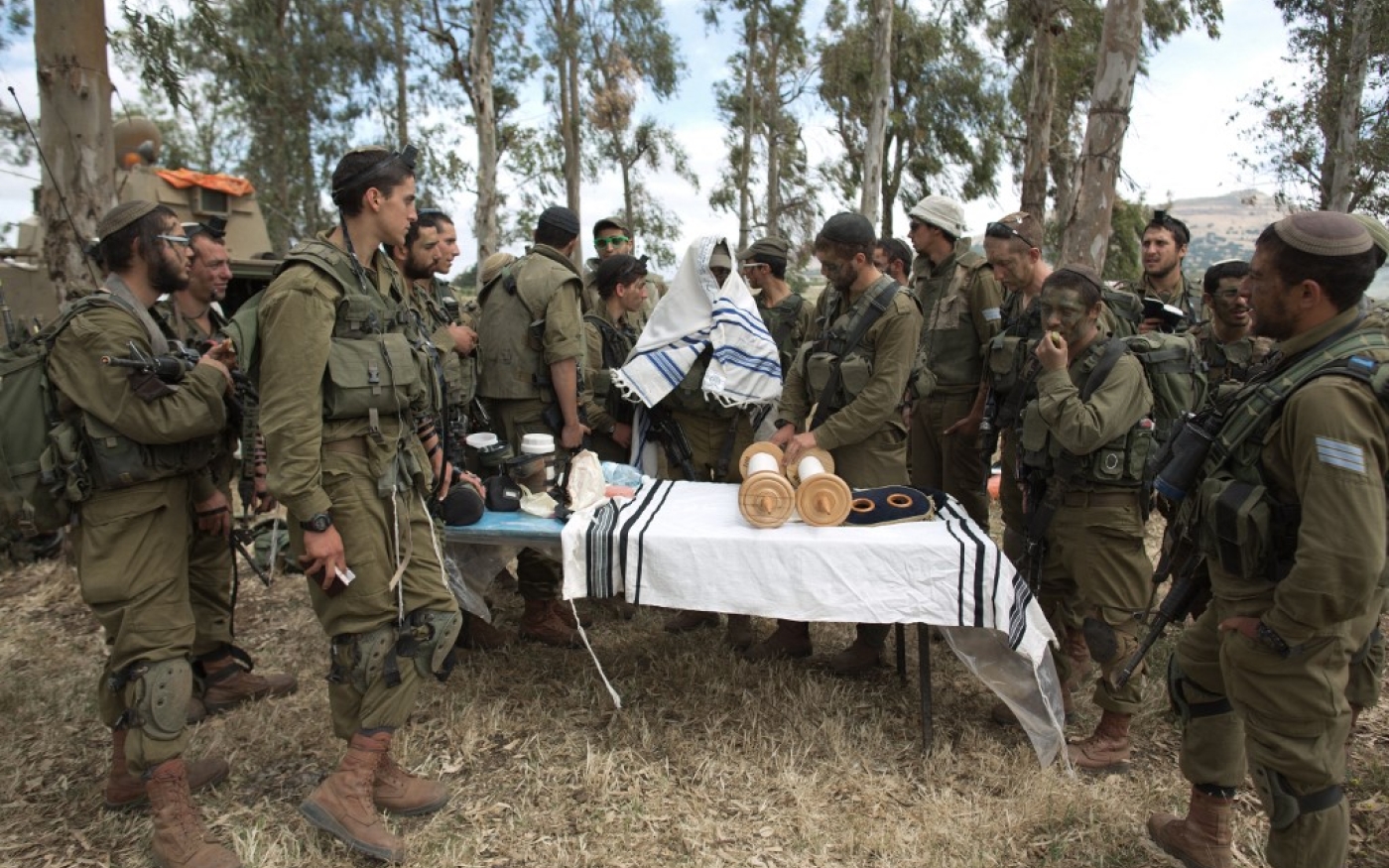 Soldats israéliens de Netzah Yehuda en train de prier lors de leur formation annuelle sur les hauteurs du Golan annexées par Israël, près de la frontière syrienne, le 19 mai 2014 (Menahem Kahana/AFP)
