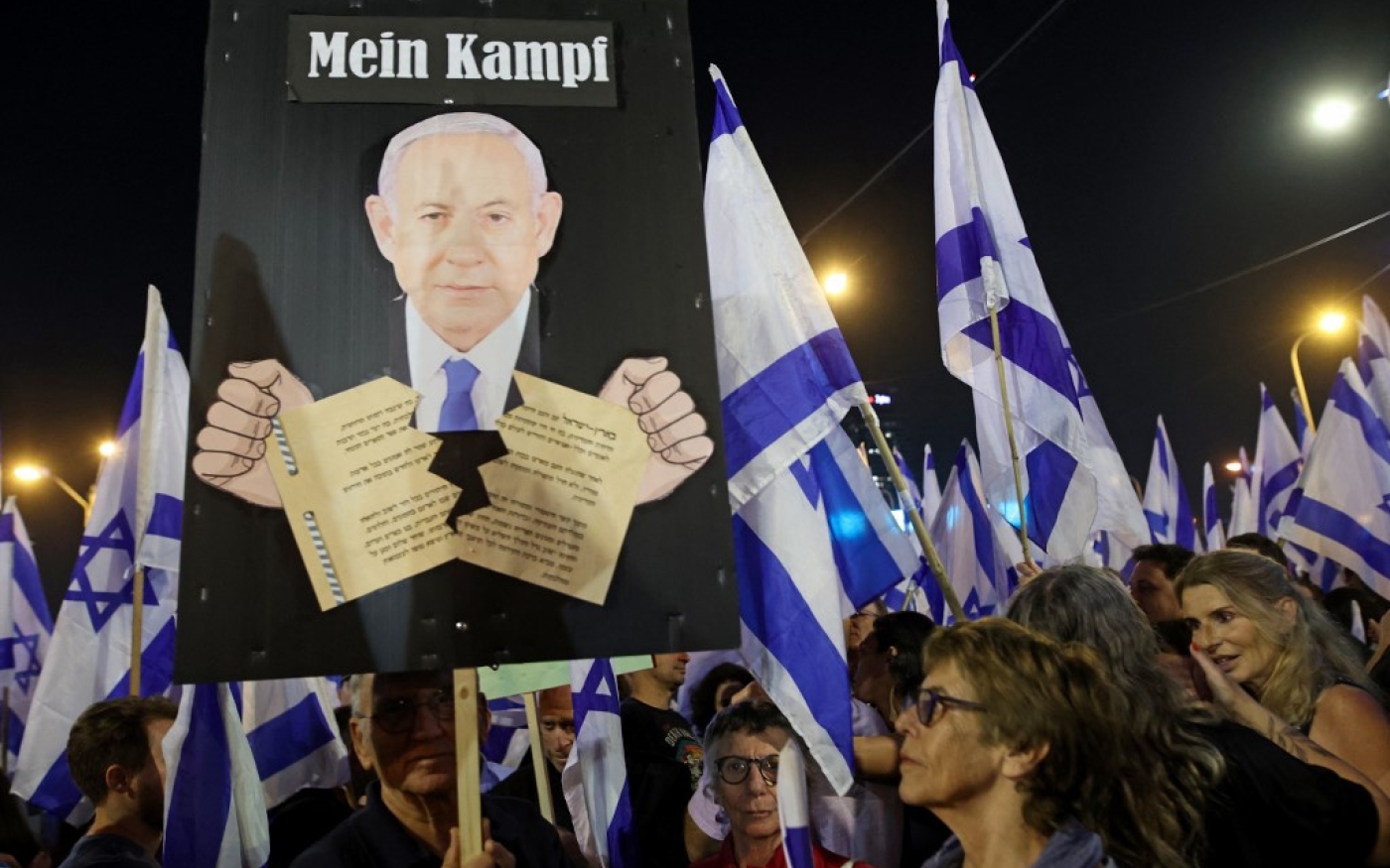 Une foule compacte d’Israéliens est de nouveau descendue dans les rues de Tel-Aviv samedi 8 avril au soir pour protester contre la réforme de la justice voulue par le gouvernement de Benyamin Netanyahou, que les manifestants considèrent comme attentatoire à la démocratie (AFP/Gil Cohen-Magen)