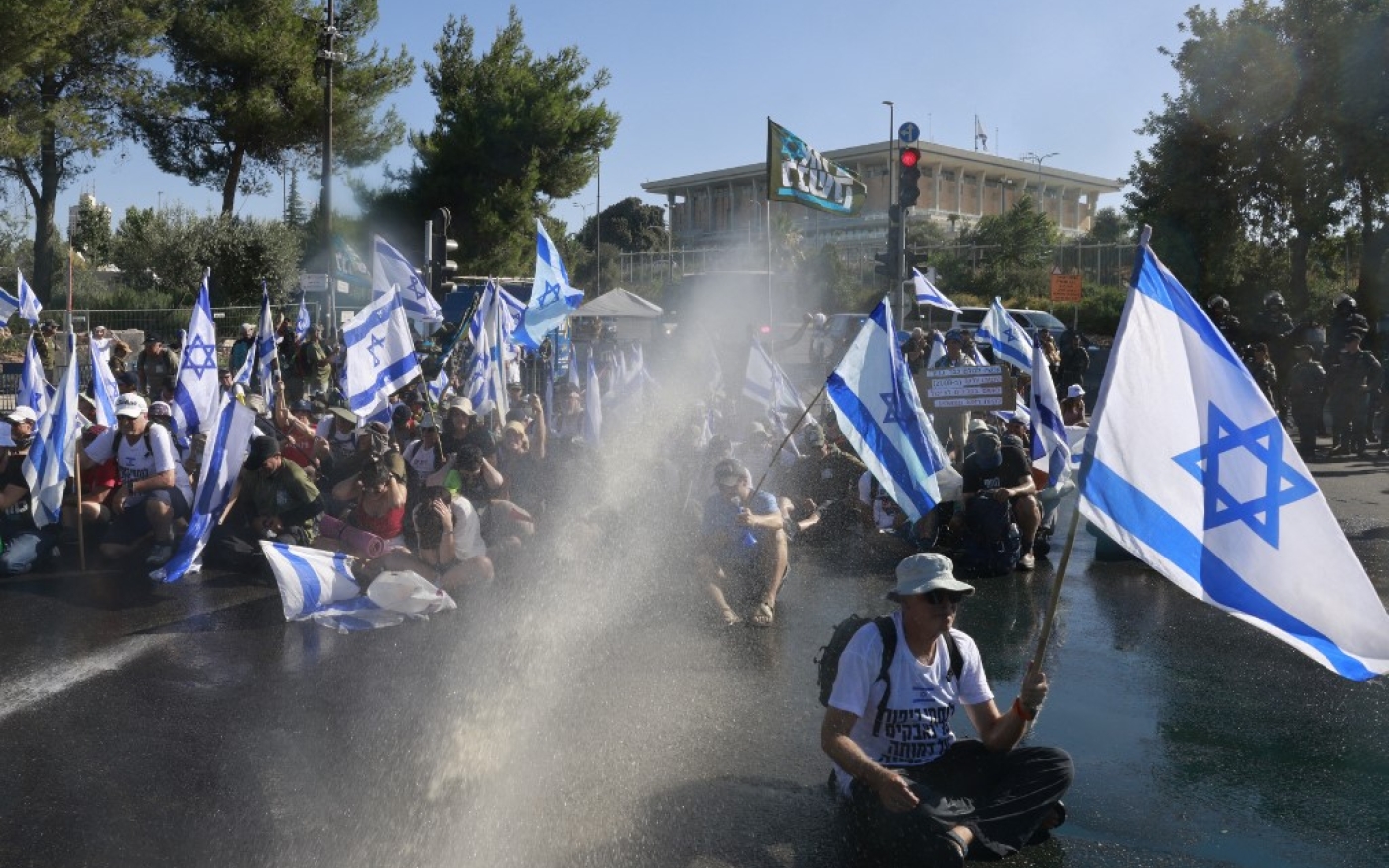 La police a utilisé lundi 24 juillet au matin des canons à eau pour disperser des centaines de manifestants qui bloquaient l’entrée du Parlement à Jérusalem (AFP/Menahem Kahana)