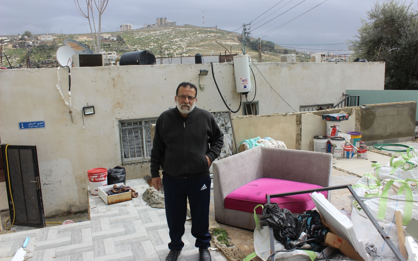 Khaled Bashir a vu deux de ses maisons détruites par les autorités israéliennes au fil des ans (MEE/Aseel Jundi)