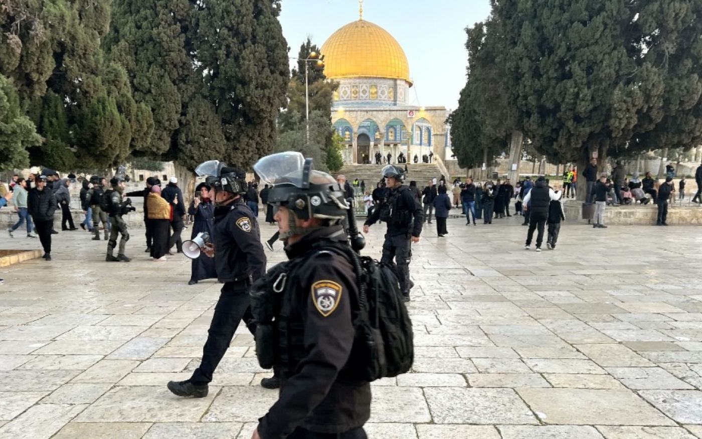 Des policiers israéliens patrouillent dans le complexe de la mosquée al-Aqsa, à Jérusalem-Est occupée, en avril 2023 (AFP)