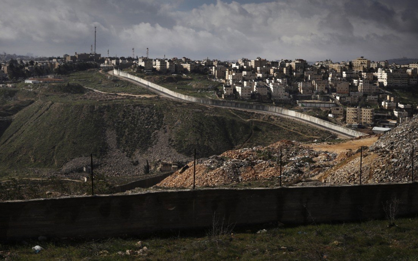 La barrière de séparation controversée construite par Israël vue ici entre le village palestinien d’al-Ram en Cisjordanie (au premier plan, à droite) et la colonie israélienne de Neve Yaacov à Jérusalem-Est (AFP)