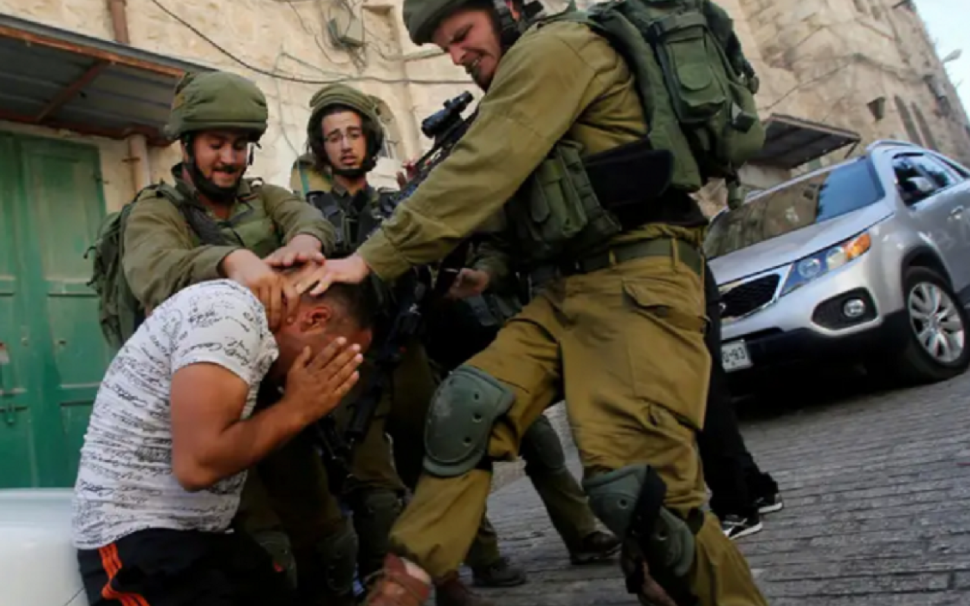 Des soldats israéliens frappent un Palestinien en Cisjordanie (Reuters)