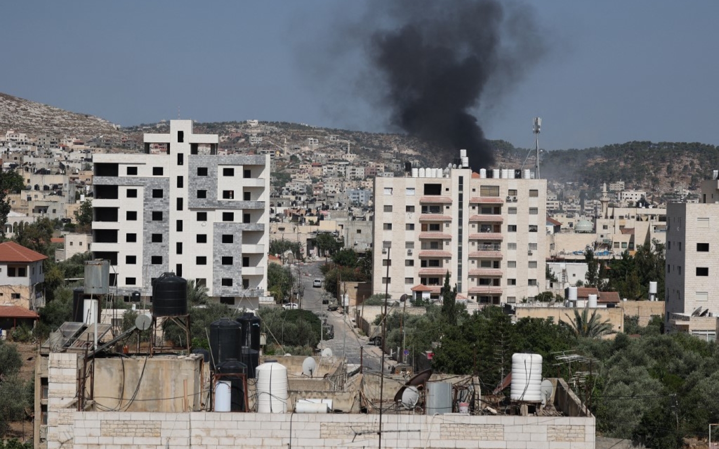 De la fumée s’élève d’un immeuble pendant l’opération militaire menée par l’armée israélienne à Jénine, le 4 juillet 2023 (AFP/Jaafar Ashtiyeh)