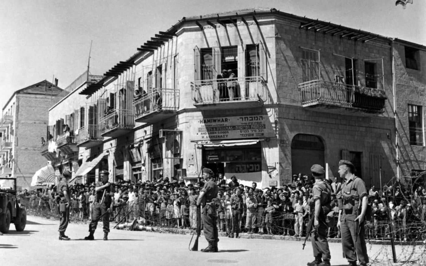 Photo non datée d’un quartier juif de Jérusalem soumis à la loi martiale, à l’époque du mandat britannique en Palestine (AFP)