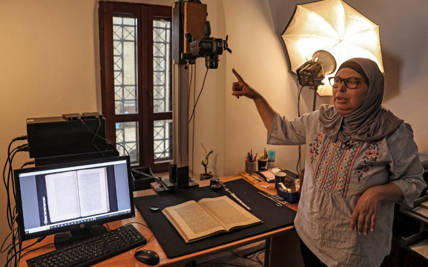 Shaimaa al-Budeiri, responsable des archives numériques, photographié environ 2,5 millions de pages de manuscrits, journaux, livres rares et autres documents provenant des quatre bibliothèques privées de Jérusalem (AFP/Ahmad Gharabli)