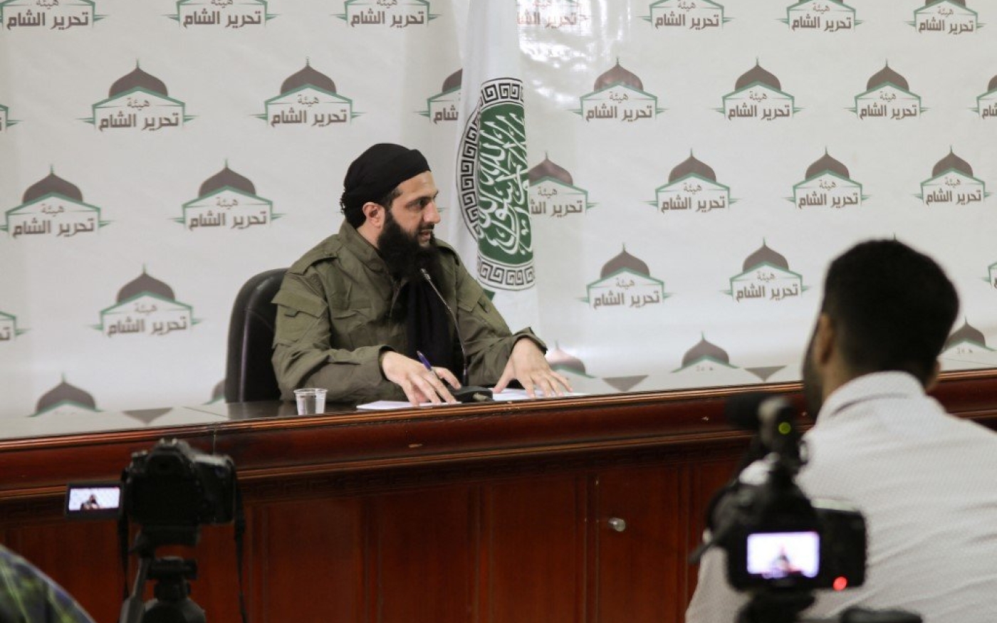 Joulani prend la parole lors d’une conférence de presse à Idleb, en Syrie, en 2019 (AFP/Hayat Tahrir al-Cham)